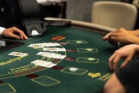 Papan skor permainan Speed Blackjack menampilkan kartu dealer dan pemain